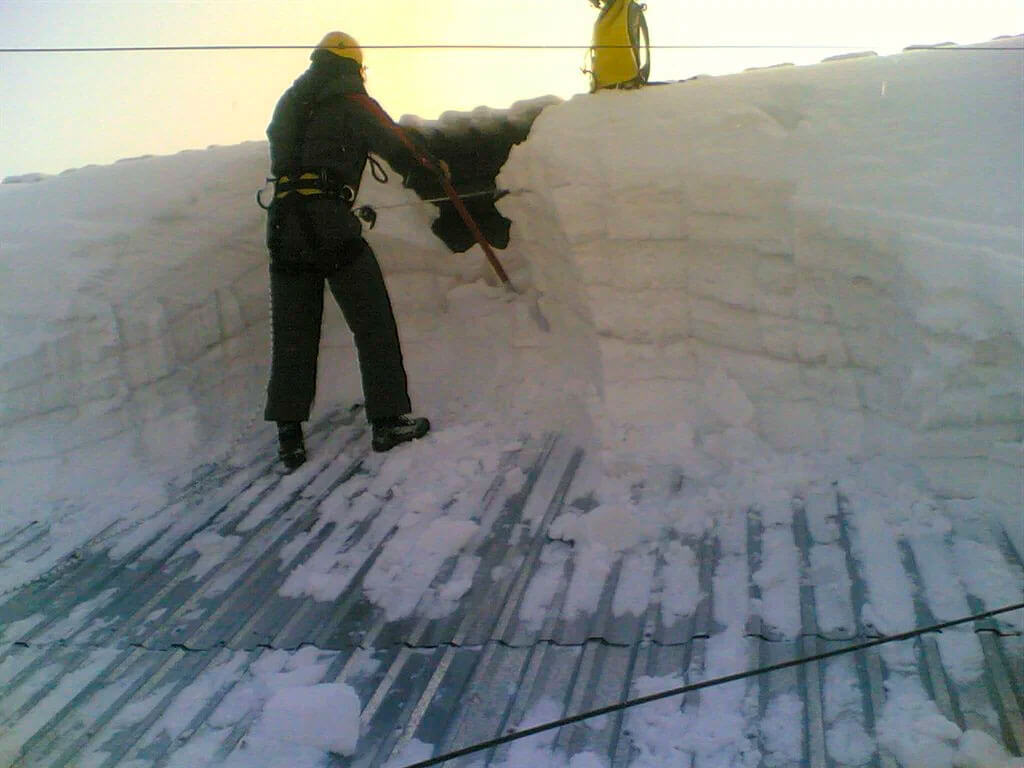 Уборка снега цена в Лугах